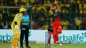 CSK vs RCB - ஹர்சல் பட்டேலை தடை செய்த நடுவர்கள்.. 20 ஓவரை பாதியில் மாற்றியது ஏன்? காரணம் இது தான்