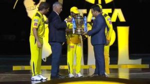இது தான் CSK குடும்பம்.. ஓய்வு பெற்ற ராயுடுக்கு தோனி தந்த மரியாதை.. கோப்பை வென்ற பிறகு நடந்தது என்ன?