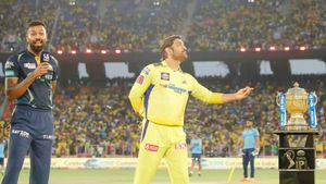 GT vs CSK: ”ஆரம்பமே வெற்றிதான்” சென்னைக்கு சாதகமாக விழுந்த டாஸ்.. பந்துவீச்சை தேர்வு செய்த தல தோனி!