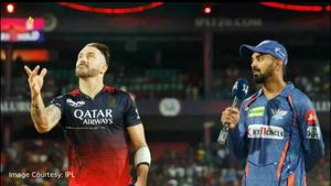 IPL 2023: மீண்டு வந்த ஹேசல்வுட்.. டாஸ் வென்ற டூ பிளஸிஸ் பேட்டிங் தேர்வு.. பழிதீர்க்குமா ஆர்சிபி?