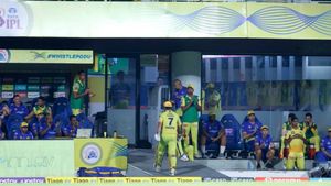 தோனி ஆட்டமிழந்ததை கொண்டாடிய CSK வீரர்? செல்லமாக கண்டித்த அணி நிர்வாகம்..ஆமாங்க.. அப்படி தான் பண்ணாரு