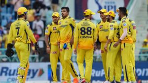 பிளே ஆப்க்கு தகுதி பெறுமா CSK.. டெல்லி சவாலை எதிர்கொள்கிறது.. DC அணியின் முக்கிய பவுலர் இல்லை