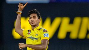 பந்துவீச வந்த பதிராணா..திடீரென்று தடுத்த நடுவர்.. வாக்குவாதத்தில் ஈடுபட்ட தோனி..நிறுத்தப்பட்ட போட்டி