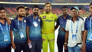 அருகில் வராதீங்க போங்க! தடுத்த பாதுகாவலர்.. கண்டித்த தோனி.. யாருமே கண்டுக்கல,ஆனால் இவர் மட்டும் தான்