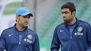 ஜூலை 7 வாழ்த்து சொல்லவில்லை என்றால் என்னை பொளந்துருவாங்க.. தோனி ரசிகர்களை வம்பிழுத்த அஸ்வின்