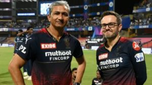 காலையில் புகார் சொன்ன சாஹல்.. மாலையில் அதிரடியாக நீக்கப்பட்ட ஆர்சிபி பயிற்சியாளர்கள்.. என்ன நடந்தது?