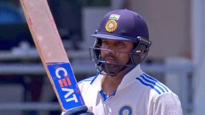 Ind v wi - 8 இன்னிங்ஸ் பிறகு அரைசதம் கடந்த ரோகித்.. இருந்தும் தொடக்க வீரராக அபார ரெக்கார்ட்
