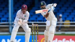 WI vs IND: அடுத்தது சரிந்த 4 விக்கெட்டுகள்.. அசராமல் நின்று மிரட்டிய விராட் கோலி.. 76வது சதம் லோடிங்