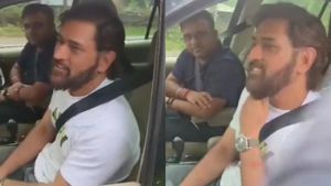 வீடியோ- நடு வழியில் நின்று கொண்டிருந்த தோனிக்கு உதவிய இளைஞர்கள்.. என்ன நடந்தது பாருங்க?