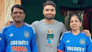 எங்கிருந்து தொடங்கினேனோ அவர்களுடன்.. பெற்றோருக்கு இந்திய ஜெர்சி.. பழசை மறக்காத ரிங்கு சிங்!