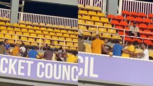 வீடியோ - அட்டூழியம் செய்த இலங்கை ரசிகர்கள்.. இந்தியாவுடன் தோற்றதால் கோபத்தில் மோதல்
