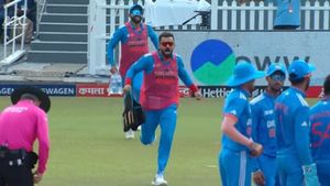 இதுதாங்க விராட் கோலி.. தண்ணீர் பாட்டில்களுடன் டான்ஸ் ஆடிக் கொண்டே உள்ளே வந்த கிங்.. ஜாலியான வீரர்கள்