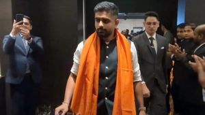 பாபர் அசாம்க்கு காவி துண்டு போட்டு வரவேற்பு.. வெடித்தது சர்ச்சை.. என்ன நடந்தது? #ICCWorldcup