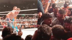 WWE : மேடையில் ஜான் சீனா.. கீழே இந்திய ரசிகர்கள் மோதல்.. ஹைதராபாத்தில் என்ன நடந்தது?