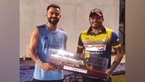 ஆசிய கோப்பை -கோலிக்கு பரிசு கொடுத்து ஆசையை சொன்ன இலங்கை வீரர்.. கவலைப்படாதீங்க என பதில் அளித்த கிங்
