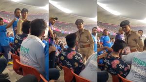 இந்தியா, பாக் போட்டி - பெண் போலீசாரிடம் தகாத முறையில் நடந்த ரசிகர்.. ஒரே பளார் - வீடியோ