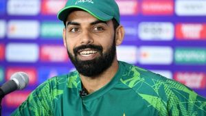 விராட் கோலி கிடையாது.. இந்த இந்திய வீரருக்கு தான் பந்துவீசுவது ரொம்ப கஷ்டம் -பாக். வீரர் சதாப் கான்