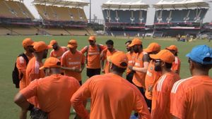 எல்லாரும் காவி தொப்பி போட்டு இருந்தப்போ, அஸ்வின் மட்டும் செய்த சம்பவம்