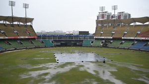 IND vs AUS: என்னய்யா இப்படி.. மேட்ச் நடந்த மாதிரிதான்.. தண்ணீரில் மிதக்கும் திருவனந்தபுரம் மைதானம்!