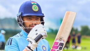 IND vs AUS : ஆஸ்திரேலியாவை பழி தீர்க்க சரியான ஆள் இவர்தான்.. கடைசி 4 ஓவர் இறங்கினால் சோலி முடிந்தது
