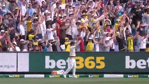 AUS vs PAK : ரசிகர்களுடன் பாகிஸ்தான் வீரர் செய்த வேலை.. மெல்போர்ன் மைதானமே ஜாலியா இருக்குப்பா!