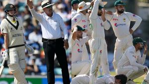 AUS vs PAK : கிரிக்கெட் வரலாற்றில் இப்படி நடந்ததில்லை.. காணாமல் போன அம்பயர்.. நிறுத்தப்பட்ட போட்டி