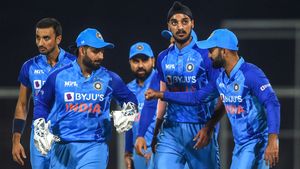 ஆடிக்கு ஒருமுறை அமாவாசைக்கு ஒரு முறை தான் அடிக்கிறாரு.. ஸ்டார் வீரரை பங்கம் செய்த முன்னாள் வீரர்
