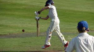 cricket titbits - 5 நாளும் களத்தில் நின்ற வீரர்..ஆஸியை கதிகலங்க வைத்த பாக் வீரர்.. அரிய தகவல்கள்