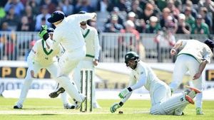 Cricket Titbits - அறிமுக டெஸ்டில் செம அடி.. உயிருக்கு போராடிய வீரர்..நடந்தது என்ன?