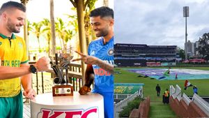 IND vs SA : நிரம்பியிருந்த ரசிகர்கள்.. திடீரென பெய்த கனமழை.. டாஸ் கூட போட முடியலை.. சோகமான வீரர்கள்!