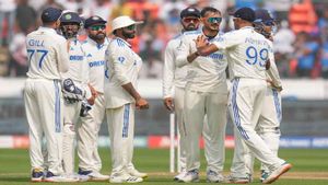 இங்கிலாந்து அணி 246 ரன்களுக்கு ஆட்டமிழப்பு.. முதல் டெஸ்டில் இந்தியா அபார பந்துவீச்சு