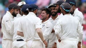 தம்பி டீம்ல இடமில்லை அப்படி ஓரமா போய் உட்காருங்க.. விக்கெட் வேட்டையாடும் பவுலரை கழட்டி விட்ட ரோஹித்