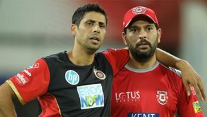 IPL 2024 : பயிற்சியாளராக வாய்ப்பு கேட்ட யுவராஜ் சிங்.. நண்பர் என்றும் பார்க்காமல் சொன்ன பதில்