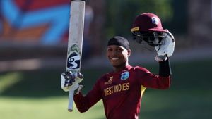 U19 WC 2024 : யாரு தம்பி நீ.. 17 வயசுல இவ்வளவு முதிர்ச்சியா.. 71 பந்துகளில் சதம்.. வெ.இ எதிர்காலமே!