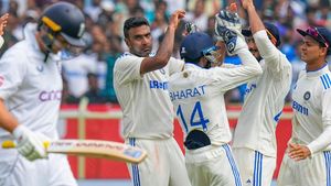 IND vs ENG : மாபெரும் வரலாற்று சாதனை படைத்த அஸ்வின்.. அதிக விக்கெட் வீழ்த்தி மெகா சாதனை