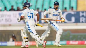 IND vs ENG : பதற்றமா.. எனக்கா.. நம்ம ஸ்டைல் அதிரடி தான் பாஸ்.. பிரஷரை திருப்பிவிட்ட சர்பராஸ் கான்!