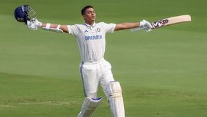 IND vs ENG: நீயெல்லாம் மனுஷனே கிடையாது.. பேக் டூ பேக் இரட்டை சதம்.. கோலியை எட்டிப்பிடித்த ஜெய்ஸ்வால்