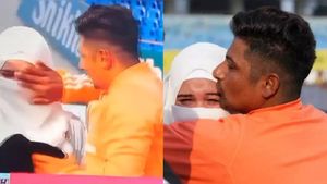கலங்கிய மனைவி.. துடைத்து விட்டு கட்டி அணைத்த சர்பராஸ் கான்.. நெகிழ வைத்த சம்பவம்