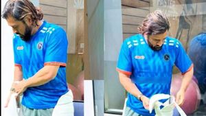 MS Dhoni : செம லுக்- நீளமான முடி! பழைய ஹேர் ஸ்டைலுடன் திரும்பும் தோனி.. CSK-க்காக பயிற்சி தொடக்கம்