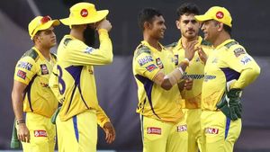 IPL 2024 : சிஎஸ்கேவுக்கு அடி மேல் அடி.. முக்கிய பவுலர் காயம்.. தோனியை தவிக்க விட்ட வீரர்கள்