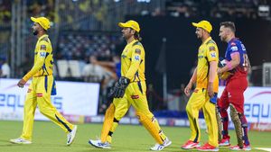என்ன அண்ணே எப்படி இருக்க? தோனியை கட்டி அணைத்து அன்பை பொழிந்த கோலி.. இது தான் பாசம்