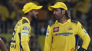 CSK v RCB -கேப்டன் யாராக இருந்தாலும், தல ஒருத்தர் தான்.. தோனியிடம் ஓடி சென்று ருதுராஜ் கேட்ட அறிவுரை
