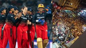17 ஆண்டுக்கால தவம்.. ஆர்சிபி மகளிர் அணியின் வெற்றியை கொண்டாடும் பெங்களூரு மக்கள்- வீடியோ