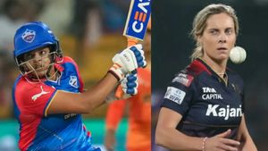 WPL 2024 : வெளுத்து கட்டிய ஷஃபாலி .. ஒரே ஓவரில் 3 விக்கெட்டுகள்.. ஆட்டத்தை மாற்றிய ஆர்சிபி பவுலர்!