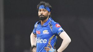ஹர்திக் பாண்டியா அளித்த புகாரில் சகோதரர் வைபவ் பாண்டியா கைது.. இரண்டாக பிரிந்த குடும்பம்