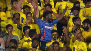 சுற்றி சிஎஸ்கே ரசிகர்கள்.. நடுவில் ஒற்றை ஆளாய் போட்ட ஆட்டம்.. சேப்பாக்கத்தில் லக்னோ ரசிகர் சம்பவம்!