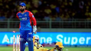 KKR vs DC - பந்தா வீசுறீங்க? பவுலர்களை வறுத்து எடுத்த ரிஷப் பண்ட்,, மோசமான நாள் இன்று!