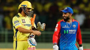 CSK vs DC : திட்டத்துடன் வந்த தோனி.. ஜடேஜா, துபே திணற காரணம் இதுதான்.. திருத்திக்கொள்ளுமா சிஎஸ்கே?