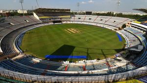 CSK vs SRH போட்டி நடப்பதில் சிக்கல்? அவசர அவசரமாக பேசிய அதிகாரிகள்.. இருட்டில் மூழ்கிய மைதானம்