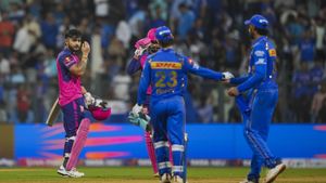 MI vs RR - 20 ரன்களில் 3 விக்கெட்டுகள் இழந்த மும்பை.. ரோகித், சூர்யகுமார் அவுட்.. ராஜஸ்தான் அபாரம்
